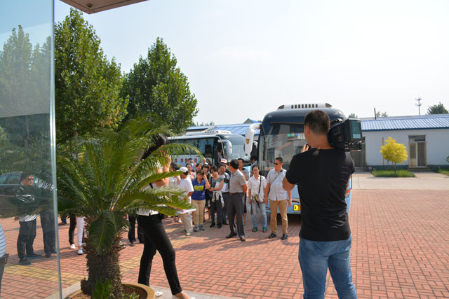 （市领导、非遗专家和文化工作者来我厂参观）
